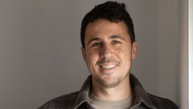 Alberto Llanes: “Soy muy sensible y, a veces, siento cosas que no puedo describir. Es como un pico de felicidad extrema. Creo que eso es clave en mi estilo y lo que me permite llegar a la gente”